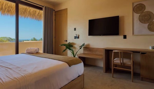 Suite, balcón, vistas a la piscina