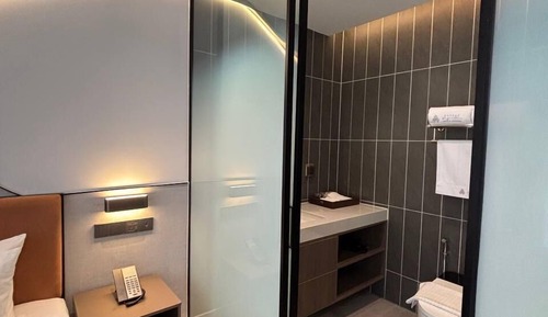 Habitación superior con 2 camas individuales, vistas a la ciudad