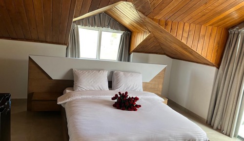 Habitación Deluxe con 1 cama doble o 2 individuales, balcón, vistas a la piscina