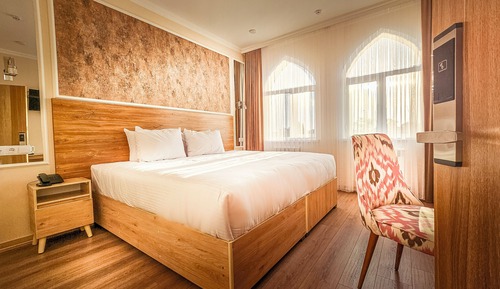 Habitación estándar con 1 cama doble o 2 individuales, vistas a la ciudad