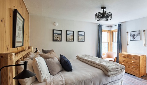 Deluxe Suite, 1 King Bed with Sofa bed, Mountain View