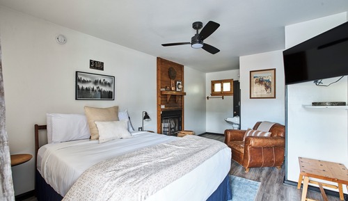 Deluxe Studio, 1 Queen Bed, Kitchen