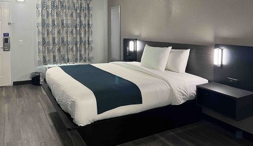 Standard Room, 1 King Bed, Non Smoking, Kitchenette