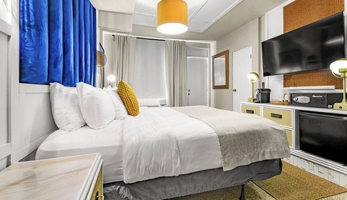 Standard Room, 1 King Bed, City View
