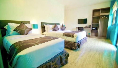 Premium Quadruple Room, 1 Large Twin Bed, Air conditioning, Mountain View