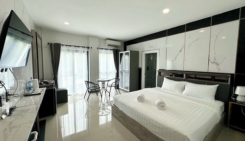 Grand Superior Pool View Room with Balcony