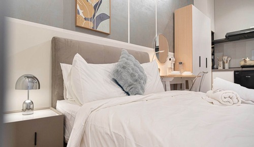 Estudio superior, 1 cama de matrimonio, vistas a la ciudad