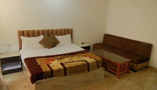 Habitación Deluxe doble, barras de apoyo en la ducha, vistas al jardín