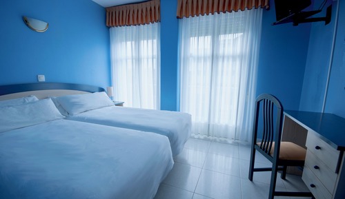 Habitación básica con 2 camas individuales, vistas al jardín