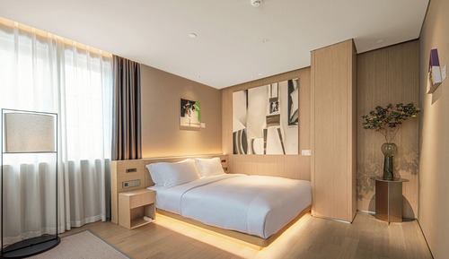 Senior Suite, 1 Queen Bed, Non Smoking, City View