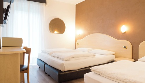 Habitación triple estándar, balcón