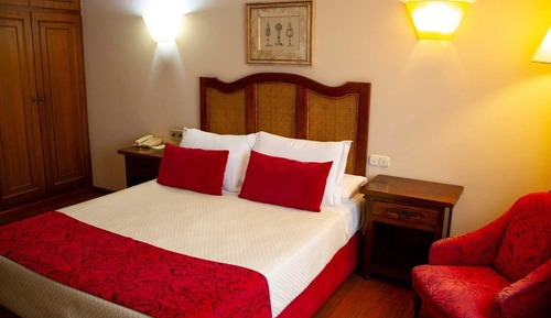 Habitación básica con 1 cama doble o 2 individuales