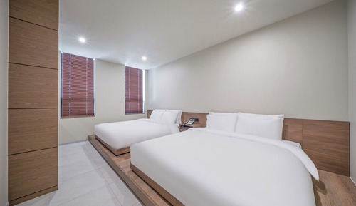 Habitación Signature, varias camas, terraza, vistas a la ciudad