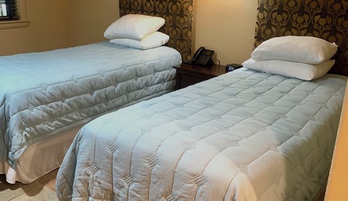 Habitación básica con 1 cama doble o 2 individuales
