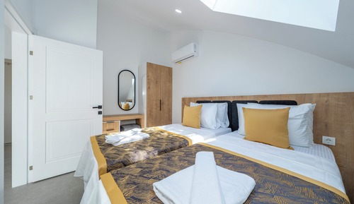 Habitación con 2 camas individuales, balcón