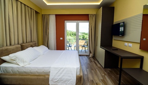 Habitación triple Confort, balcón, vistas al jardín