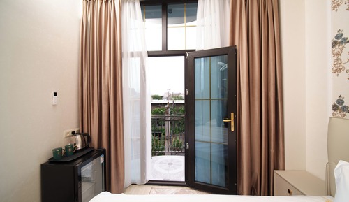 Habitación estándar con 1 cama doble o 2 individuales, balcón, vistas a la ciudad
