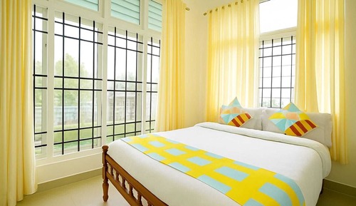 Habitación básica doble, balcón, vistas parciales al lago