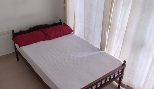 Habitación básica, balcón, vistas parciales al lago