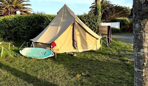 Habitación básica con 2 camas individuales