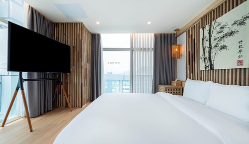 Floor Seating Ocean Room