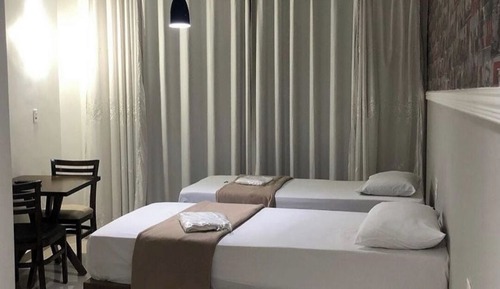 Habitación con 2 camas individuales, vistas a la ciudad