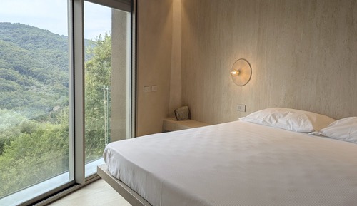 Habitación de diseño con 1 cama doble o 2 individuales, balcón, vistas a la colina