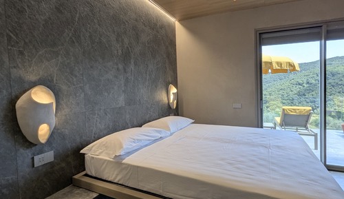 Habitación superior con 1 cama doble o 2 individuales, patio, vistas a la colina