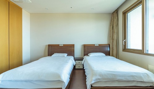 Habitación básica con 1 cama doble o 2 individuales, balcón, vistas al mar