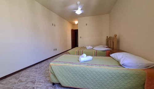 Habitación triple estándar, vistas al patio