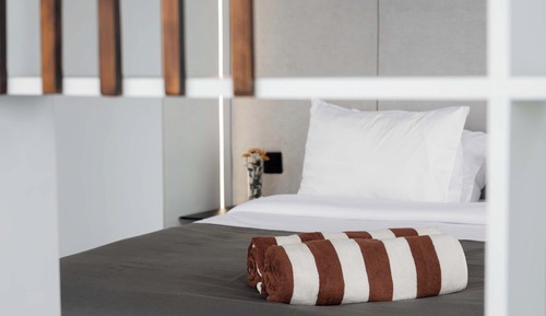 Estudio, 1 cama de matrimonio grande, balcón