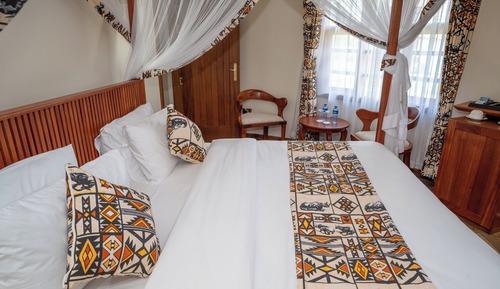 Habitación familiar con 1 cama doble o 2 individuales, vistas al jardín