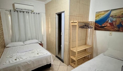 Habitación básica con 2 camas individuales