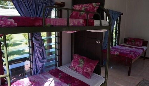 Habitación básica, vistas parciales al mar