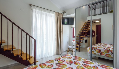 Habitación familiar, balcón, vistas parciales al mar
