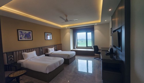 Habitación superior con 2 camas individuales, vistas al jardín