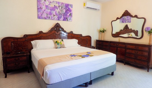 Habitación Deluxe doble, varias camas, frigorífico