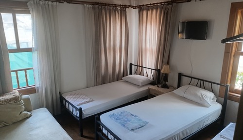 Habitación básica con 2 camas individuales