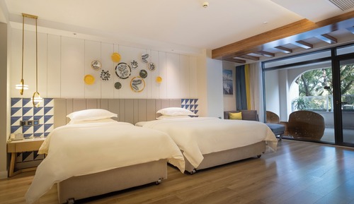 Habitación con 2 camas individuales, balcón, vistas a la ciudad