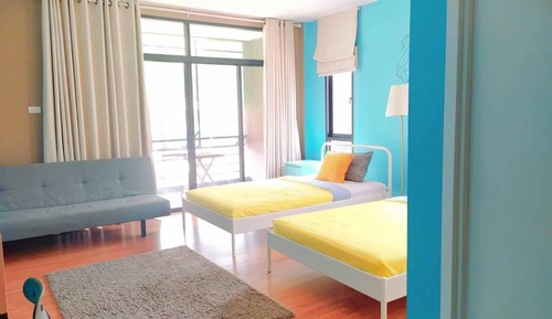 Habitación superior con 2 camas individuales, balcón, vistas a la ciudad