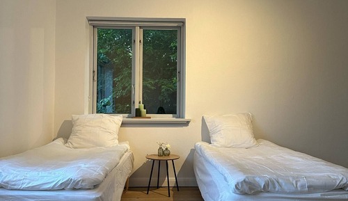 Habitación básica con 2 camas individuales