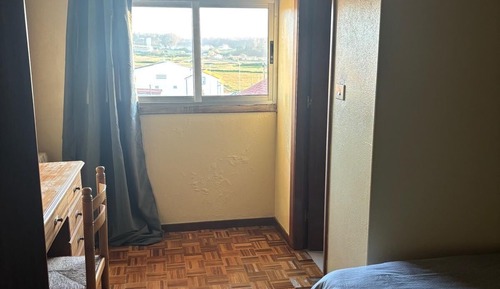 Habitación básica con 2 camas individuales, vistas a la montaña