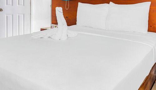 Habitación, balcón, vistas a la bahía