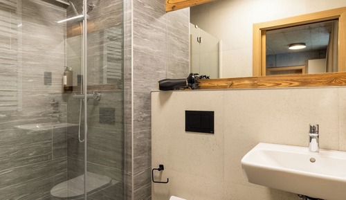 Habitación básica con 1 cama doble o 2 individuales, vistas a la montaña