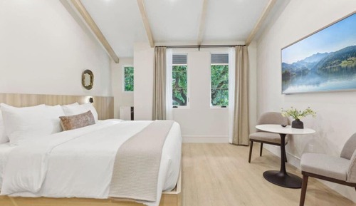 Estudio ejecutivo, 1 cama de matrimonio grande, cocina básica