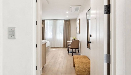 Estudio ejecutivo, 1 cama de matrimonio grande, cocina básica