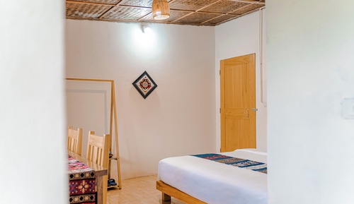 Habitación básica con 1 cama doble o 2 individuales, balcón, vistas a la montaña