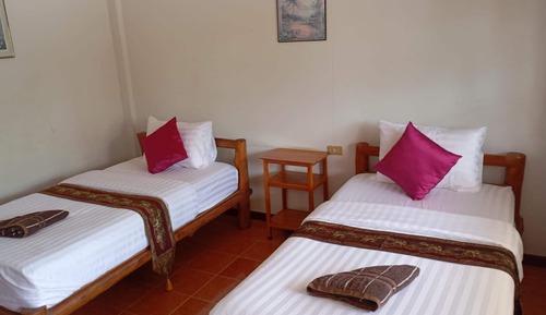 Habitación básica con 2 camas individuales