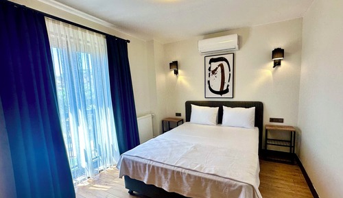 Habitación superior con 1 cama doble o 2 individuales, vistas parciales al mar