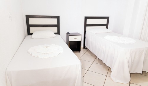 Habitación básica con 2 camas individuales